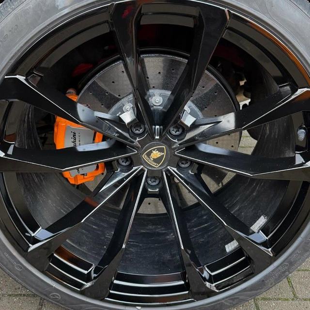 Lamborghini-Urus-Felge nach der Aufarbeitung