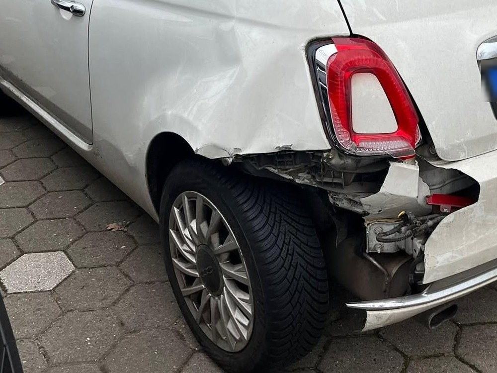 Fiat 500C mit Unfallschaden am Heck vor der Reparatur